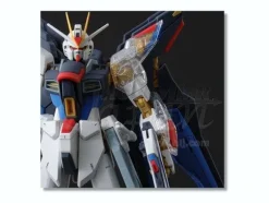 1/100 MG Strike Freedom Gundam w/Special Clear Armor Parts