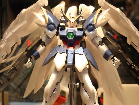 1/60 Perfect Grade Wing Gundam Zero Custom Pearl Mirror Coat Ver.
