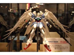 1/60 Perfect Grade Wing Gundam Zero Custom Pearl Mirror Coat Ver.