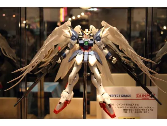 1/60 Perfect Grade Wing Gundam Zero Custom Pearl Mirror Coat Ver.